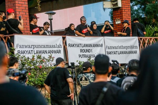 Organiser Aidil Yunus speaks to the press after the 'Rakyat Tolak Anwar' demo<em></em>nstration at the Seri Perdana Complex in Putrajaya June 29, 2024. — Picture by Sayuti Zainudin 