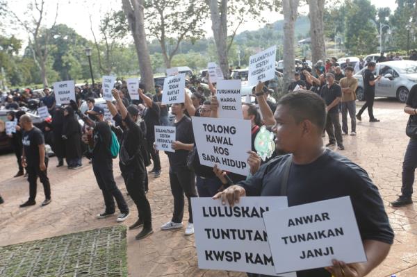 Protesters gather during the 'Rakyat Tolak Anwar' demo<em></em>nstration at the Seri Perdana Complex in Putrajaya June 29, 2024. — Picture by Sayuti Zainudin 